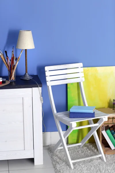 Diseño de la habitación con silla blanca, cómoda, imagen, lámpara sobre la pared azul — Foto de Stock