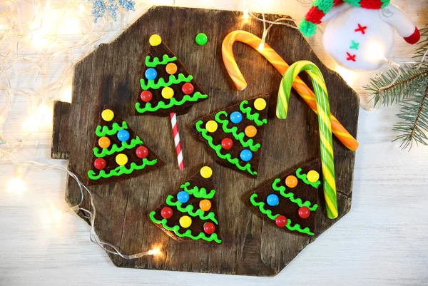 Deliziosi biscotti di Natale colorati con decorazioni festive — Foto Stock