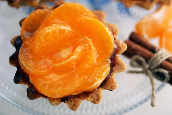 Pastel dulce con mandarinas en el plato, de cerca — Foto de Stock