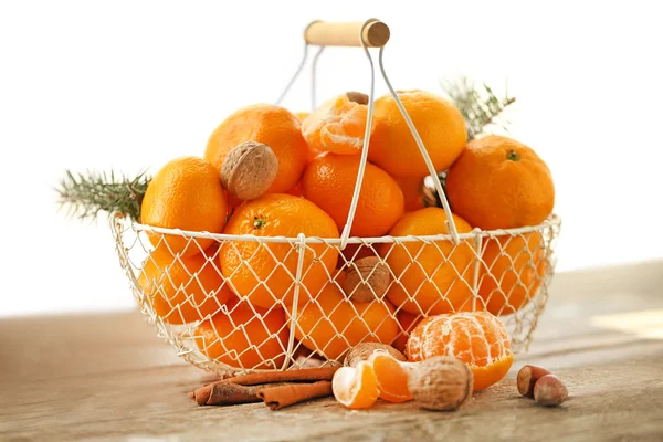 Tangerines dans un panier en métal, sur une vieille table en bois, gros plan — Photo