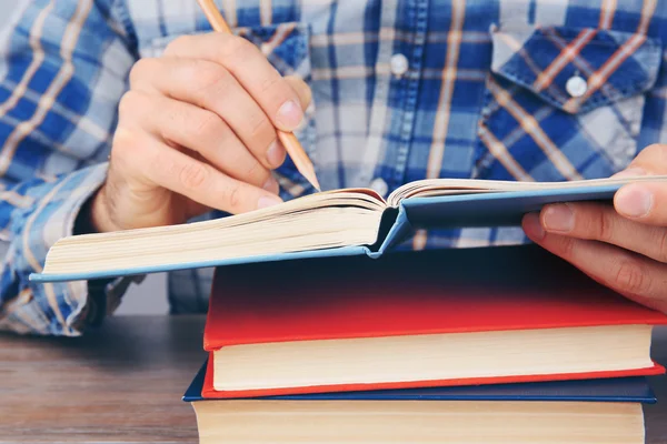 Homem trabalhando com livros, de perto — Fotografia de Stock