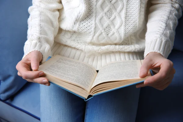 Kvinna läser boken hemma, nära — Stockfoto