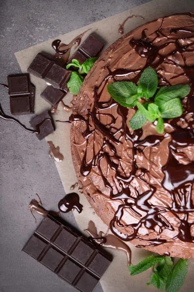 Διακοσμημένα σοκολατόπιτα με δυόσμο και σοκολάτα μπαρ σε γκρίζο πίνακα — Φωτογραφία Αρχείου
