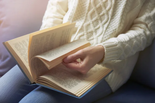 Donna che legge libro a casa, da vicino — Foto Stock