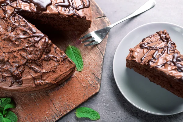 Čokoládový koláč s mátou na prkénku nakrájené — Stock fotografie