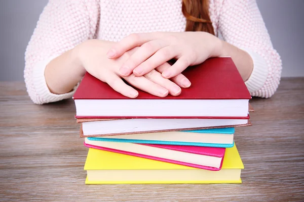 Frau mit Büchern in der Hand, Nahaufnahme — Stockfoto