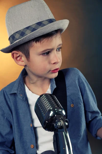 Niño cantando con micrófono — Foto de Stock