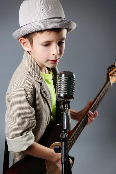 Niño tocando la guitarra — Foto de Stock