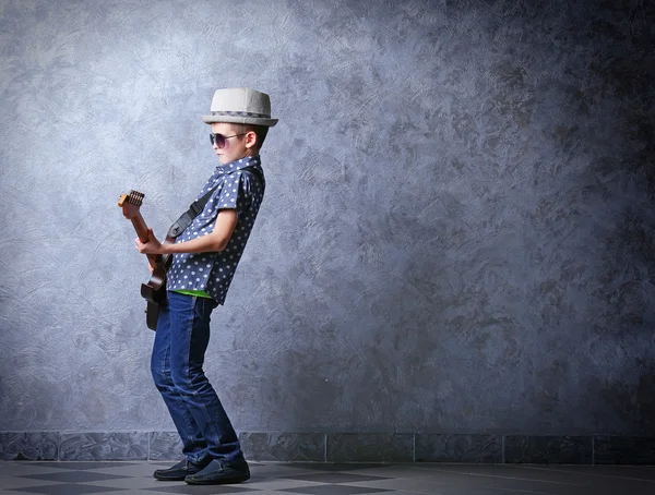 Malý chlapec hraje na kytaru — Stock fotografie