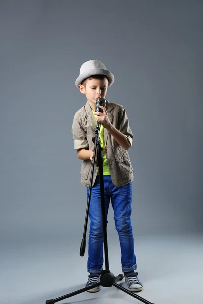 Küçük çocuk ile mikrofon şarkı — Stok fotoğraf