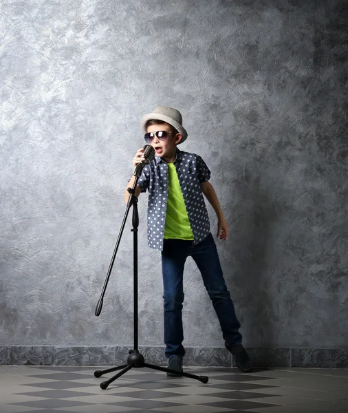 Kleiner Junge singt mit Mikrofon — Stockfoto