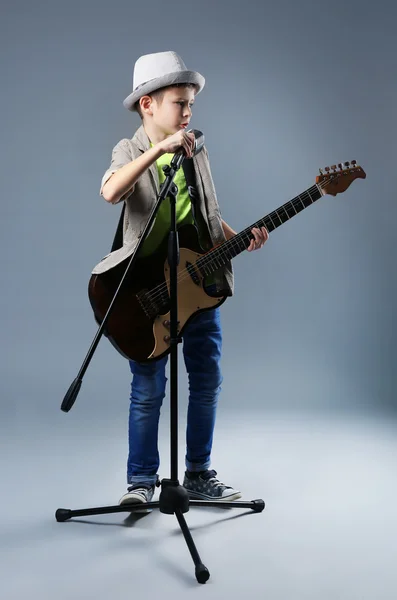 Niño tocando la guitarra — Foto de Stock