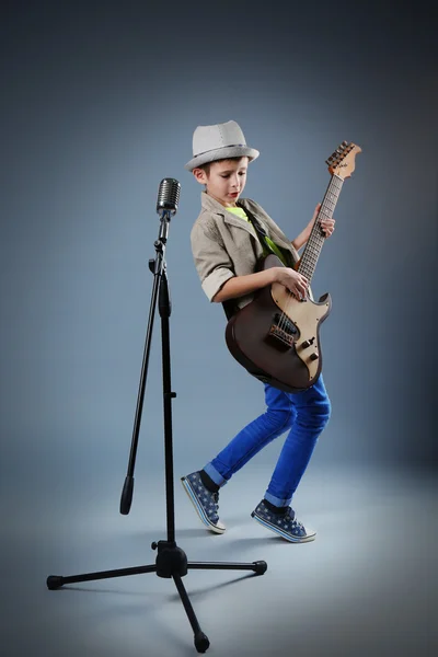 기타치는 소년 — 스톡 사진