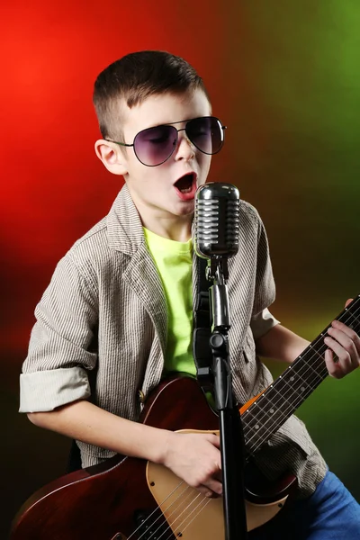 Mały chłopiec gra na gitarze. — Zdjęcie stockowe