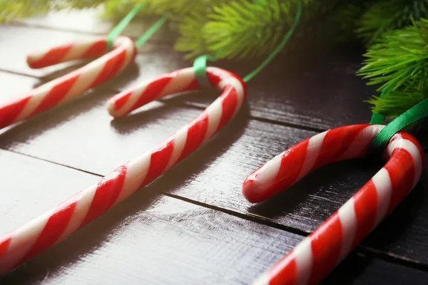 Lolipop şekerler köknar ağacı dalları, closeup ile — Stok fotoğraf