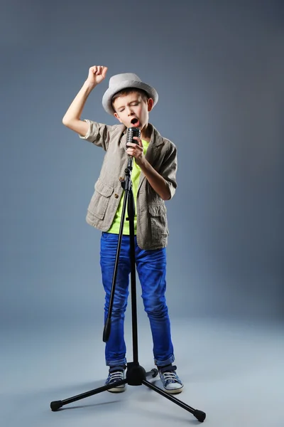 Küçük çocuk ile mikrofon şarkı — Stok fotoğraf