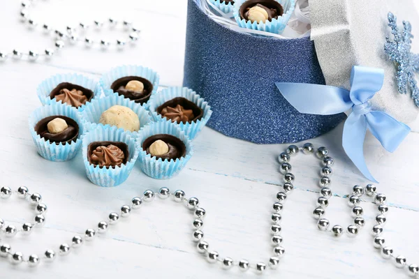 Set van chocolade snoepjes op een lichte houten achtergrond — Stockfoto