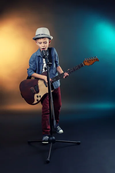 Niño tocando la guitarra — Foto de Stock