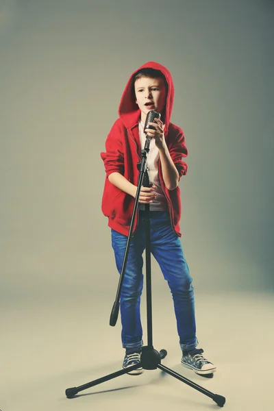 Kisfiú, éneklés a mikrofon — Stock Fotó