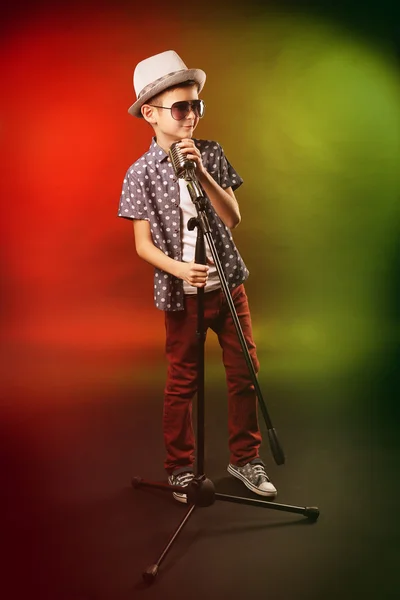 Маленький хлопчик співає з мікрофоном — стокове фото