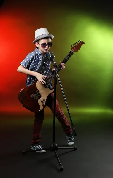 Niño tocando la guitarra —  Fotos de Stock