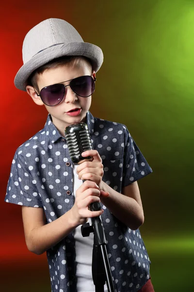 Niño cantando con micrófono —  Fotos de Stock