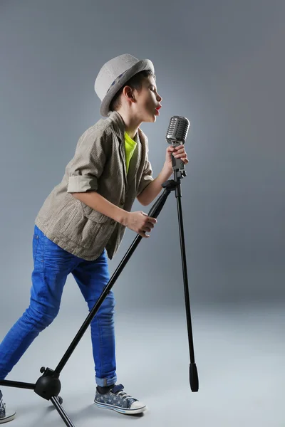 Menino cantando com microfone — Fotografia de Stock