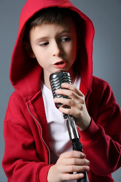 Kleine jongen zingen met microfoon — Stockfoto