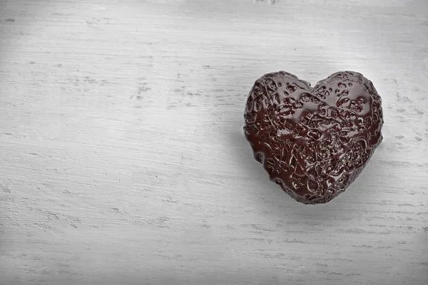 Corazón de chocolate sobre un fondo claro — Foto de Stock