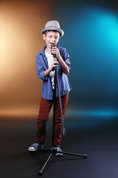 Niño cantando con micrófono — Foto de Stock