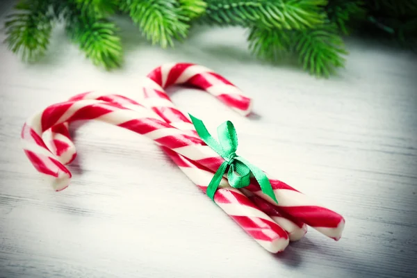 Doces de pirulito com ramos de abeto, close-up — Fotografia de Stock