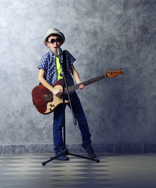 Ragazzo che suona la chitarra — Foto Stock