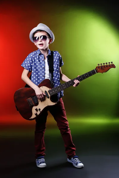 Маленький хлопчик грає на гітарі — стокове фото