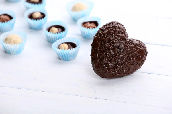 心形巧克力和糖果上浅色的背景 — 图库照片