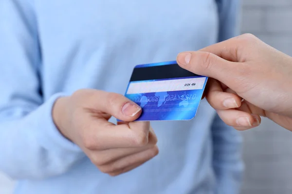 Mãos com cartão de crédito — Fotografia de Stock