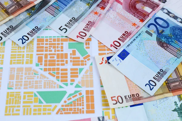 マップの背景に別のユーロ紙幣 — ストック写真