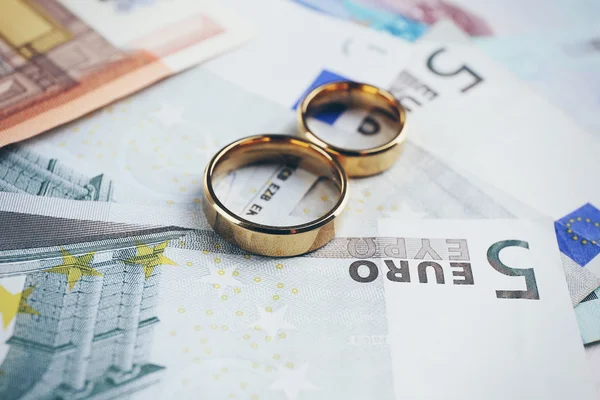 ユーロ紙幣の背景に金色の指輪。利便性の結婚 — ストック写真