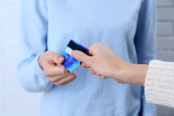 Handen met een credit card — Stockfoto