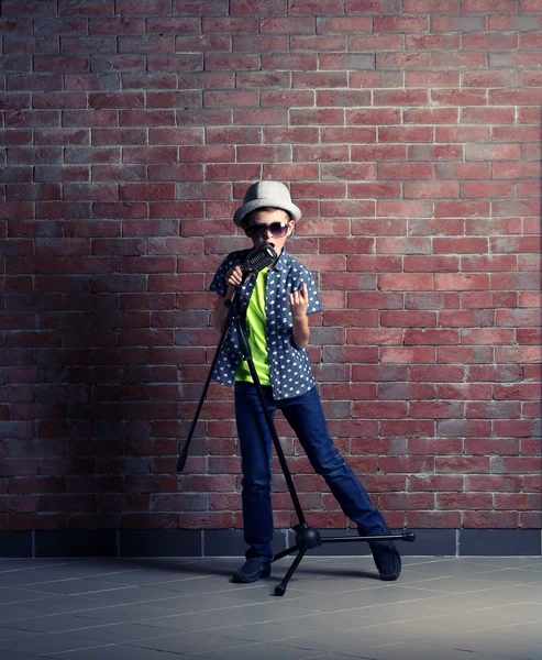 Menino cantando com microfone — Fotografia de Stock