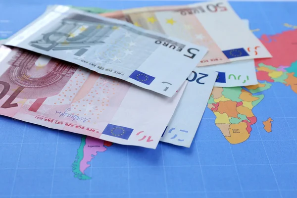 Notas de euro diferentes num fundo de mapa — Fotografia de Stock