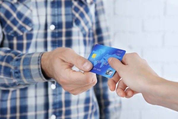 Handen met een credit card — Stockfoto