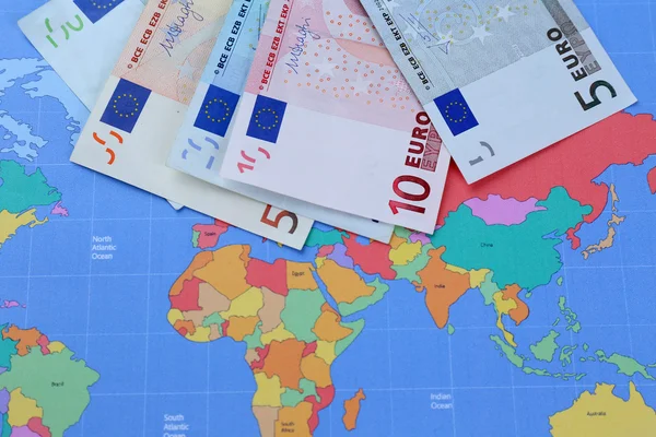 在地图背景上的不同欧元纸币。 — 图库照片
