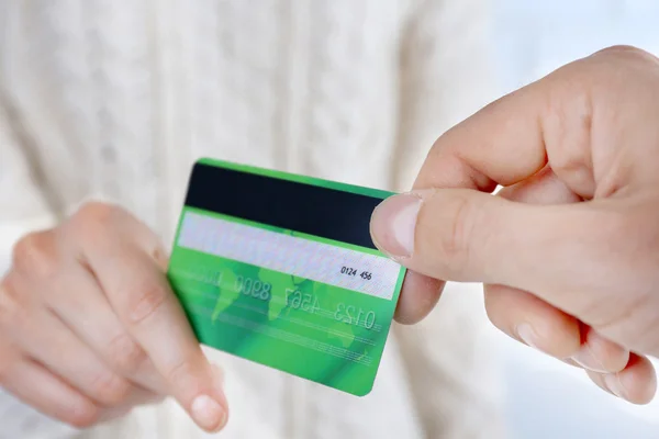 Manos con tarjeta de crédito — Foto de Stock