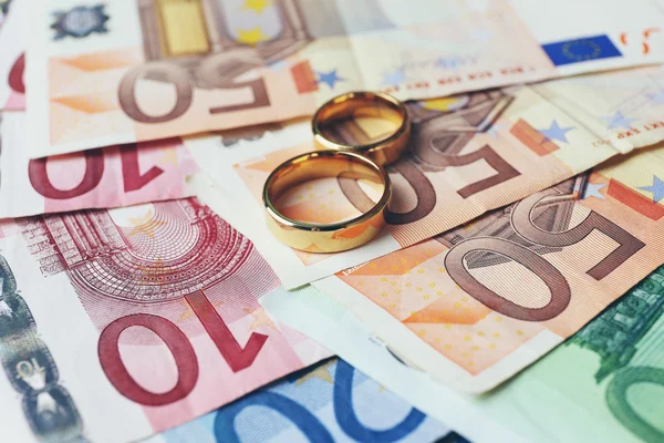 ユーロ紙幣の背景に金色の指輪。利便性の結婚 — ストック写真