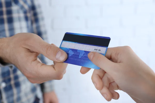 Mãos com cartão de crédito — Fotografia de Stock