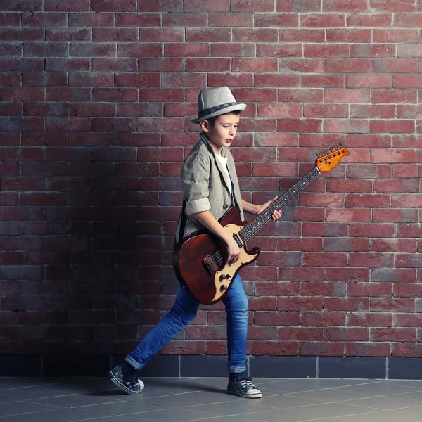 Niño tocando la guitarra —  Fotos de Stock