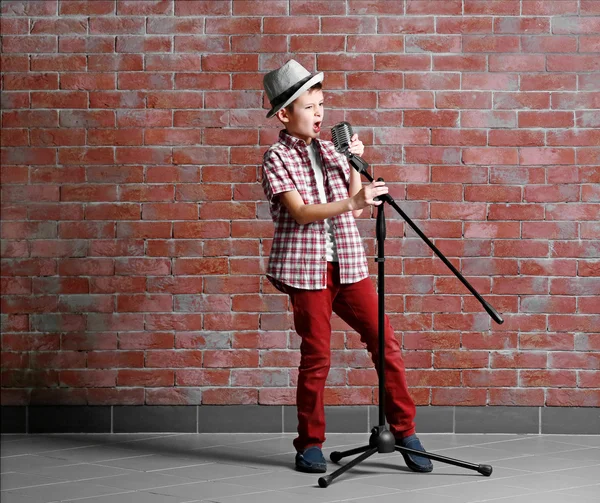 Niño cantando con micrófono — Foto de Stock