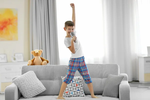 Niño cantando con micrófono — Foto de Stock