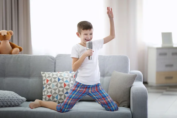 Petit garçon chantant avec microphone — Photo