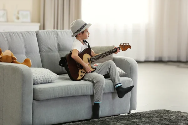 Kleine jongen die gitaar speelt — Stockfoto